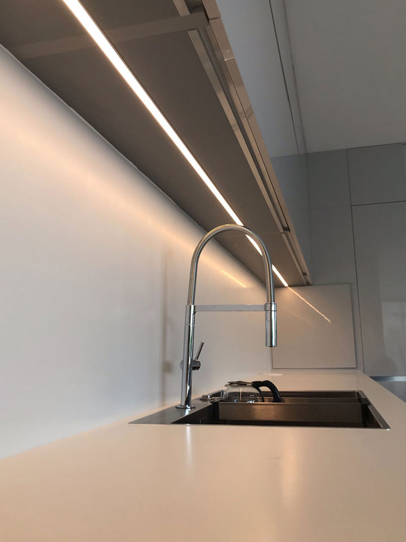 Iluminación en muebles de cocina para obtener una apariencia de cocinas modernas