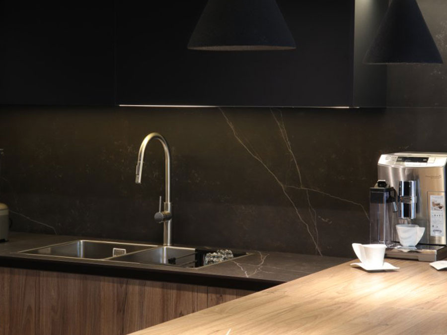 Diseño de Cocinas Oscuras en Cali con mesón Dekton Kelya y superficies mate para crear una cocina de lujo.